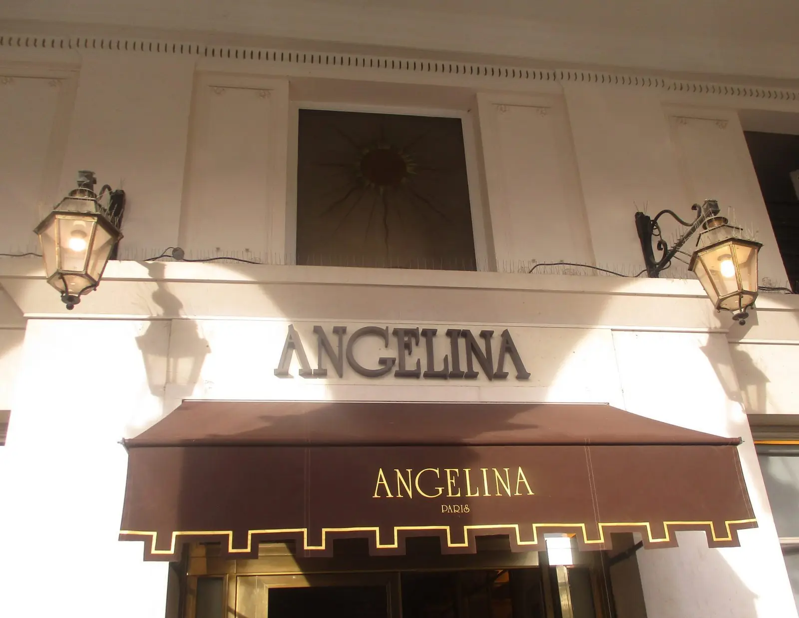 Les boiseries et miroirs d'Angélina, rue de Rivoli