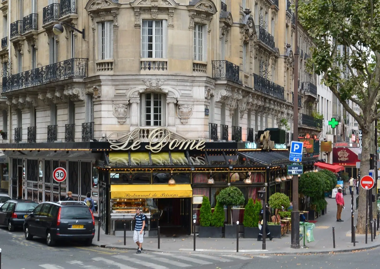 Le café Le Dôme, boulevard du Montparnasse à Paris