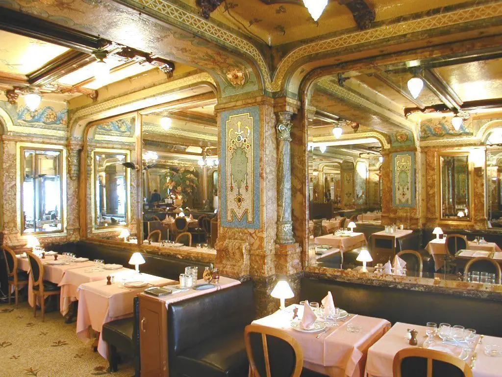 La façade de la brasserie Mollard, près de Saint-Lazare