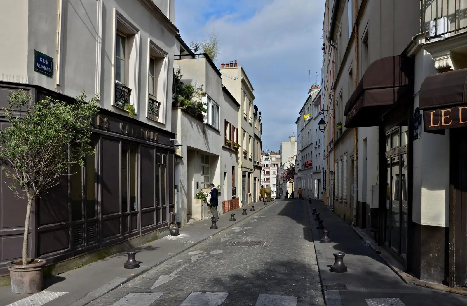La rue Alphand vue depuis la rue des Cinq-Diamants, Butte-aux-Cailles