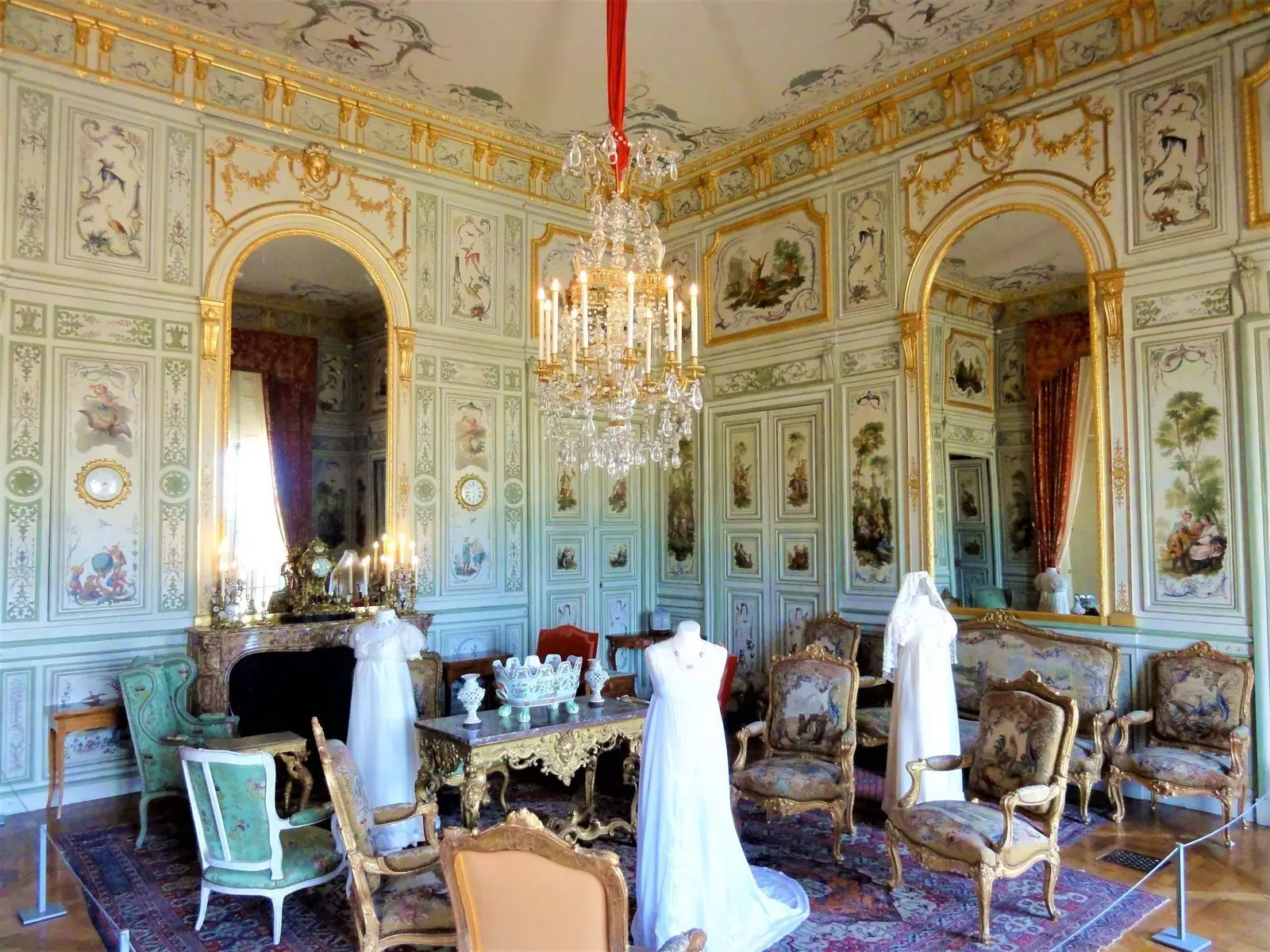 Salon chinois aux décors rocaille du château de Champs-sur-Marne