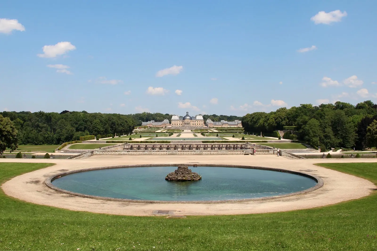 Jardins et château de Vaux-le-Vicomte vus depuis les parterres