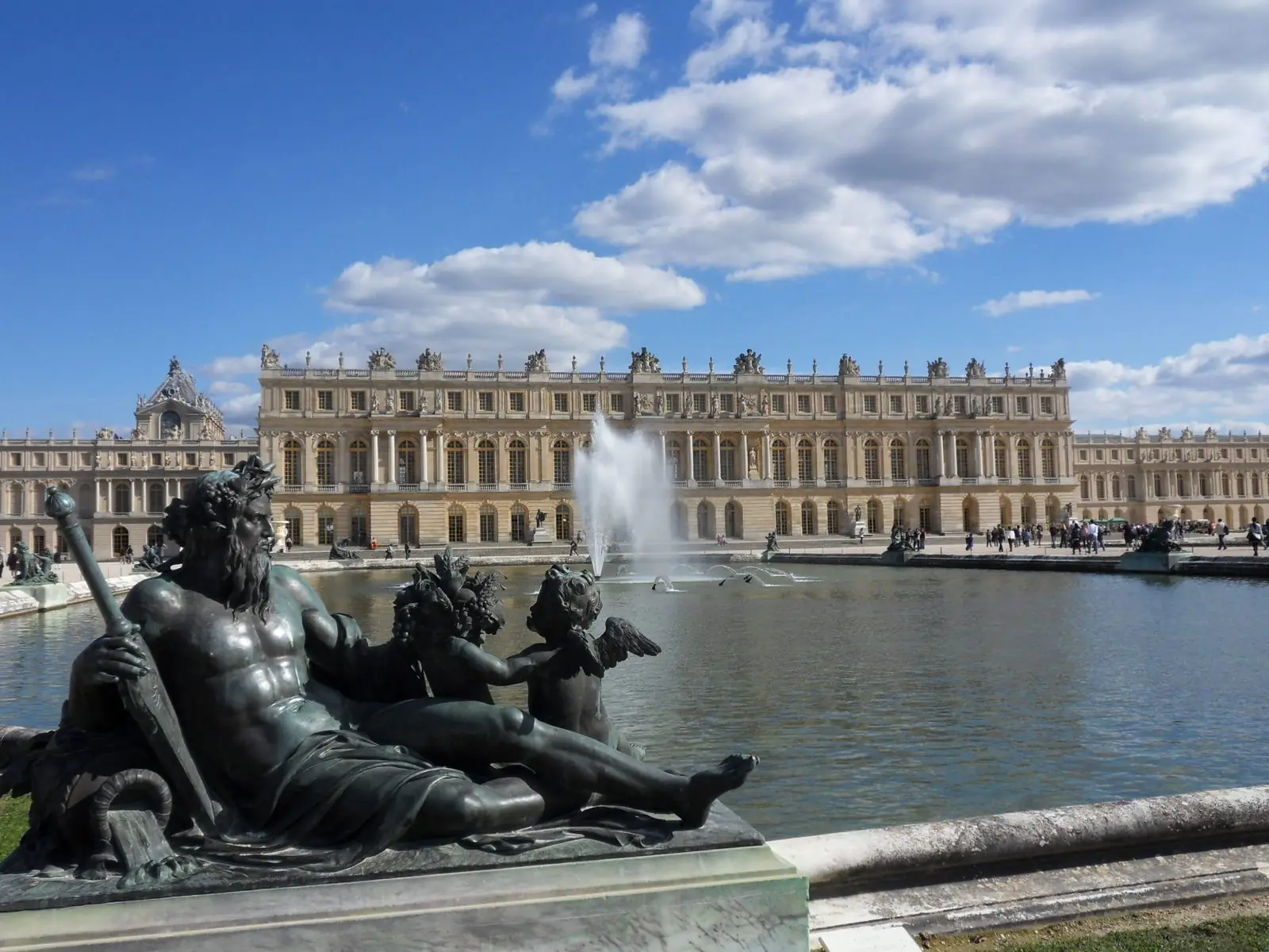 Bassins et allées des jardins du château de Versailles