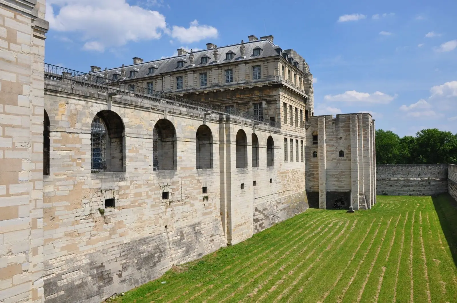 Cour et bâtiments du château de Vincennes