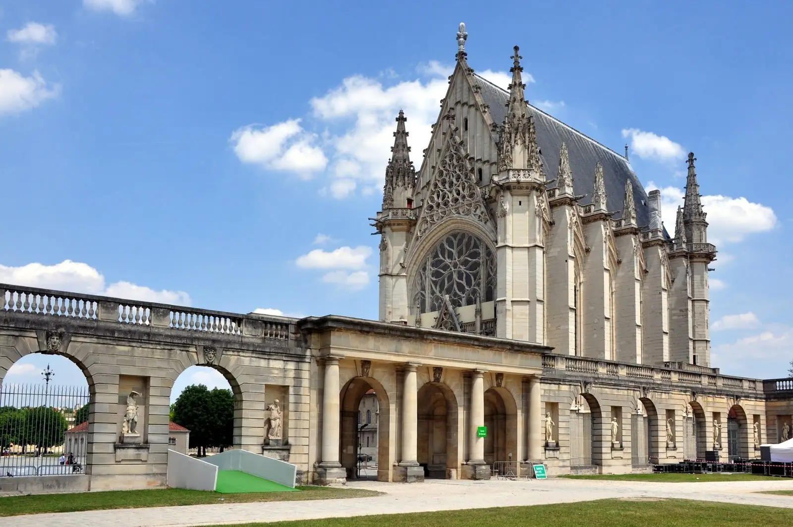 Façade et vitraux de la Sainte-Chapelle de Vincennes