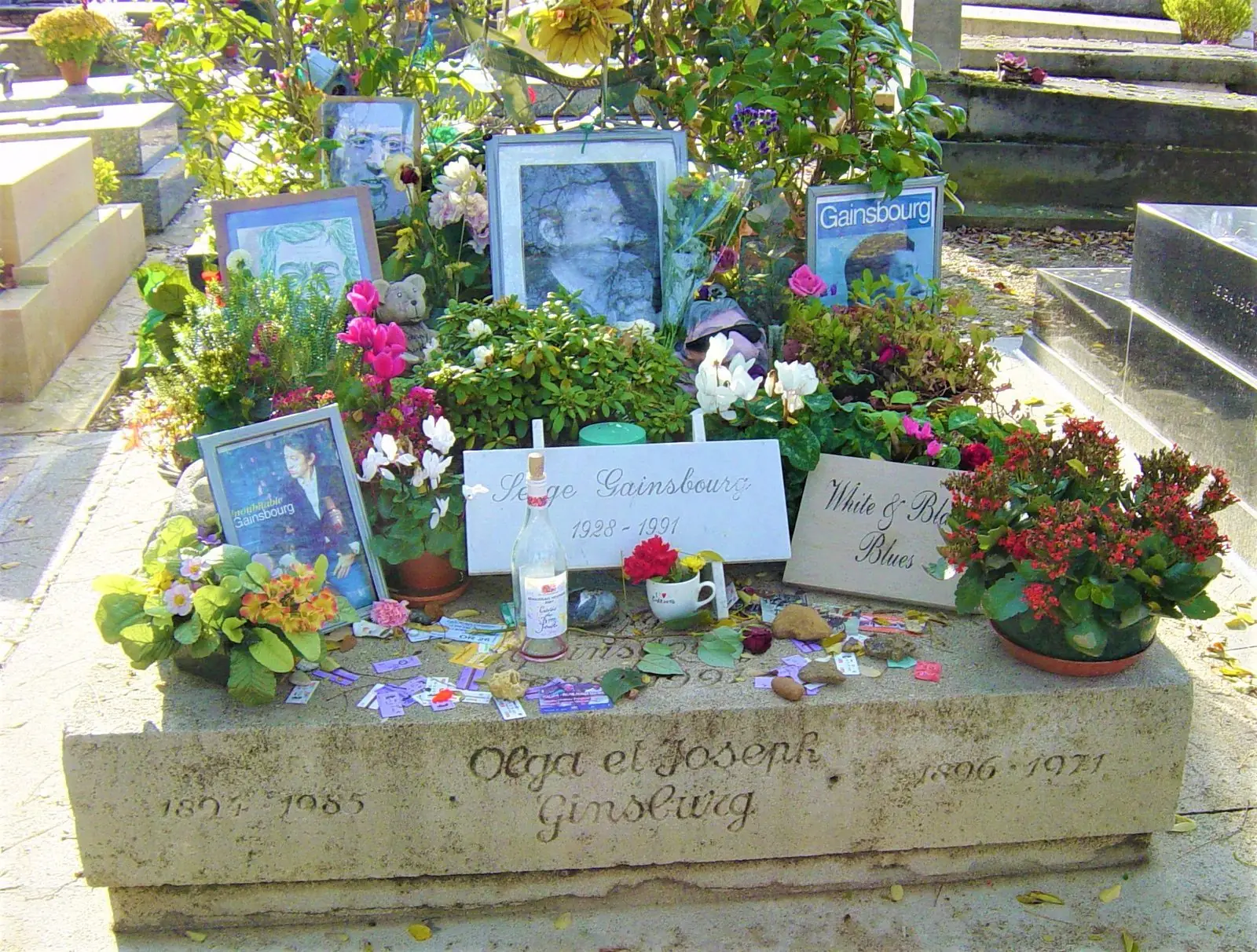 La tombe fleurie de Serge Gainsbourg, cimetière du Montparnasse