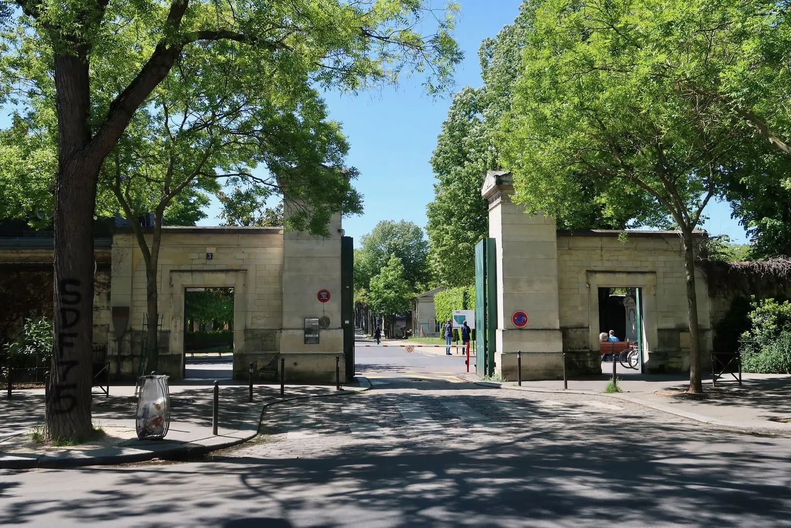 L'entrée du cimetière du Montparnasse, boulevard Edgar-Quinet