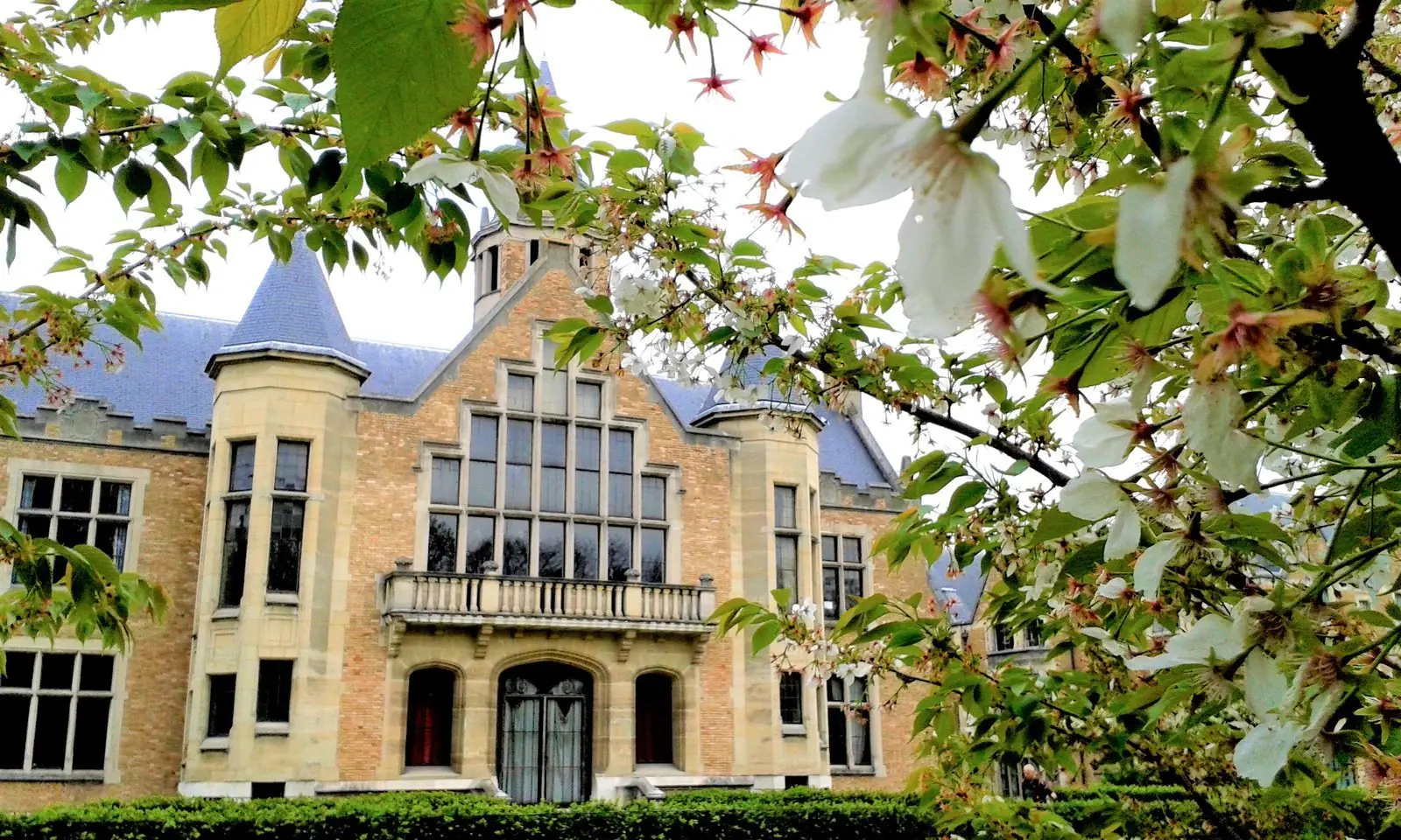 Un pavillon de la Cité universitaire entouré de verdure
