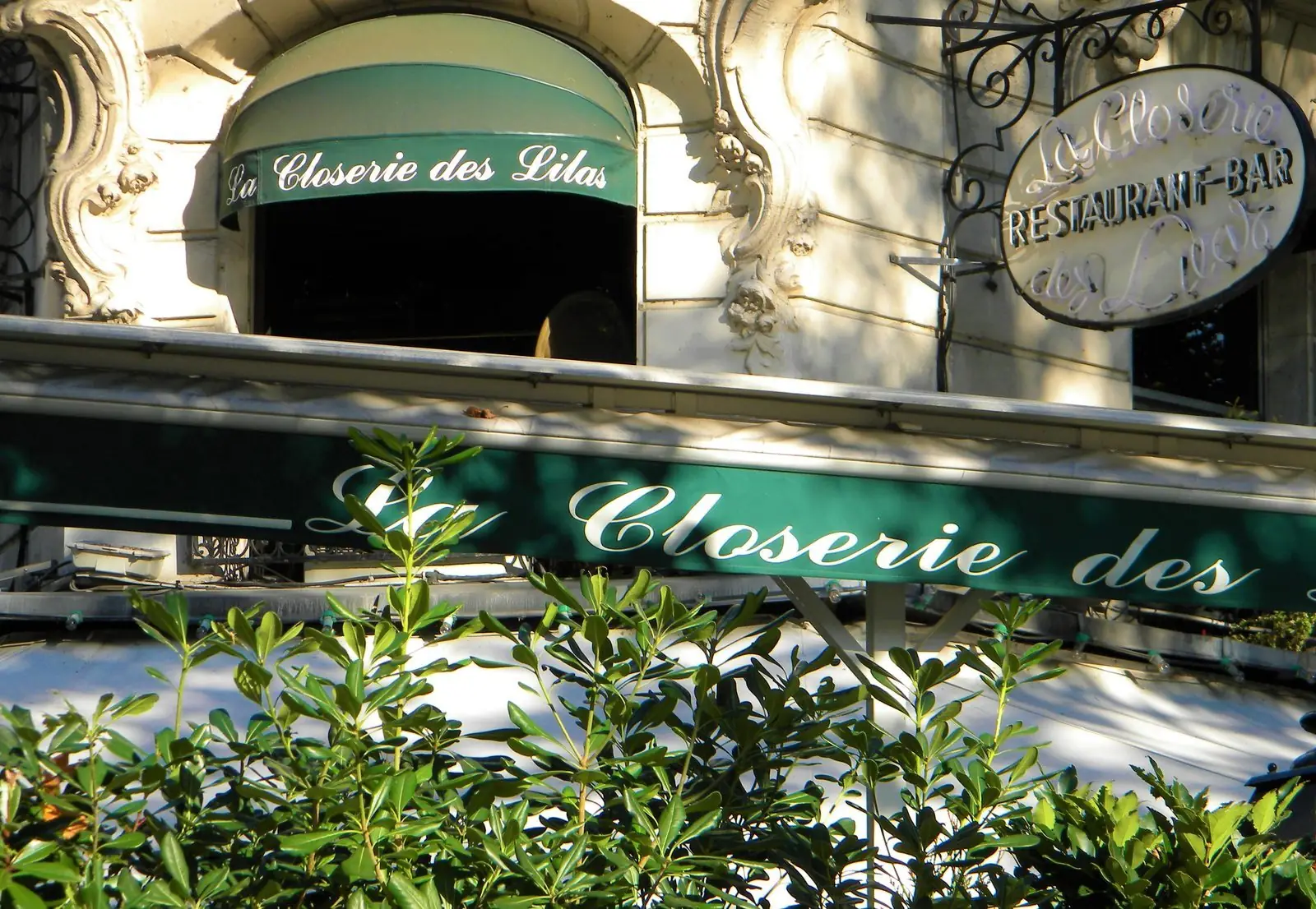 La façade de la Closerie des Lilas, boulevard du Montparnasse