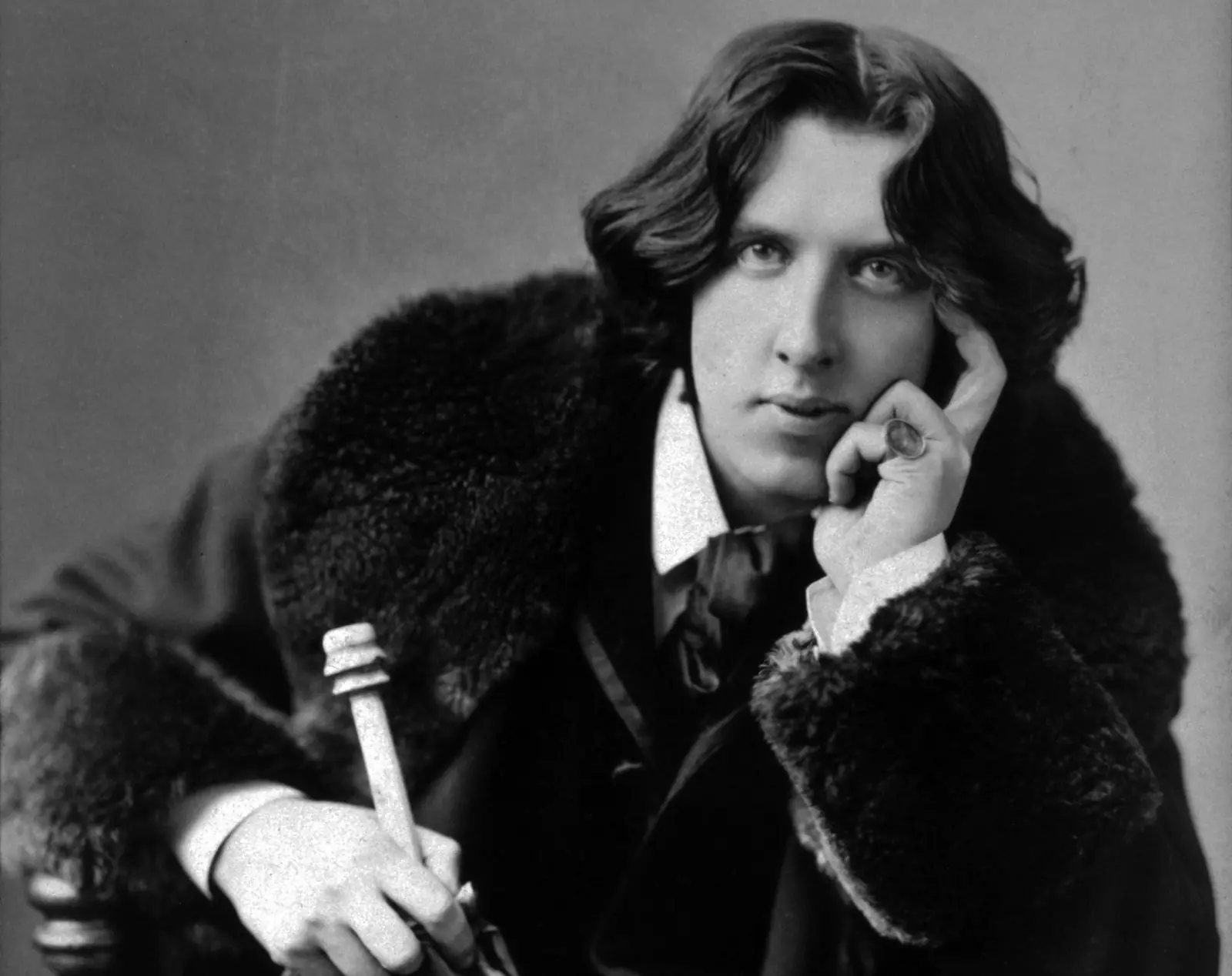 Portrait d'Oscar Wilde, figure du café littéraire