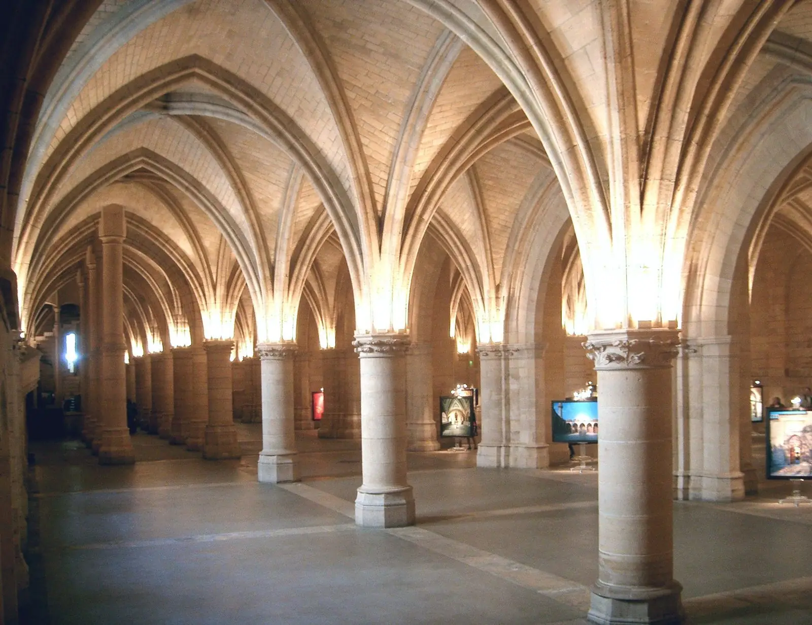 La salle des Gens d'armes de la Conciergerie, chef-d'œuvre gothique du palais des rois capétiens
