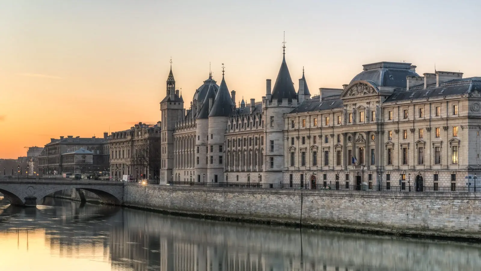 Les tours de la Conciergerie sur le quai de l'Horloge
