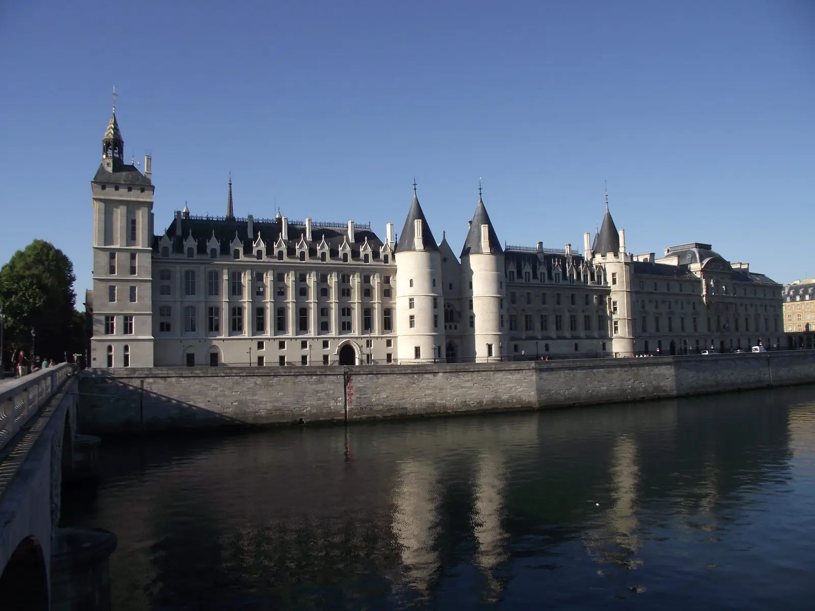 Façade de la Conciergerie vue depuis la Seine