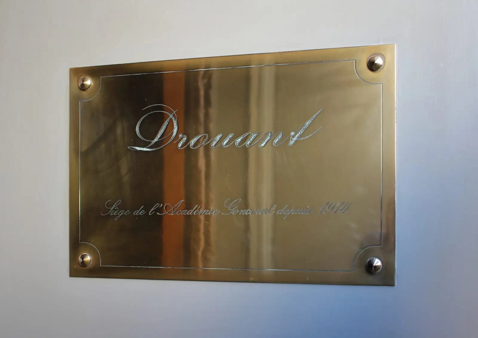 L'enseigne du restaurant Drouant