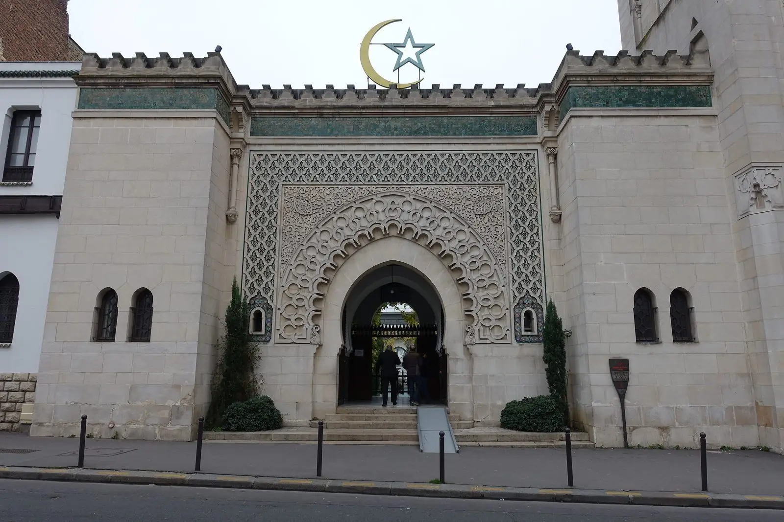 Zelliges et arcades ciselées de la Grande Mosquée de Paris