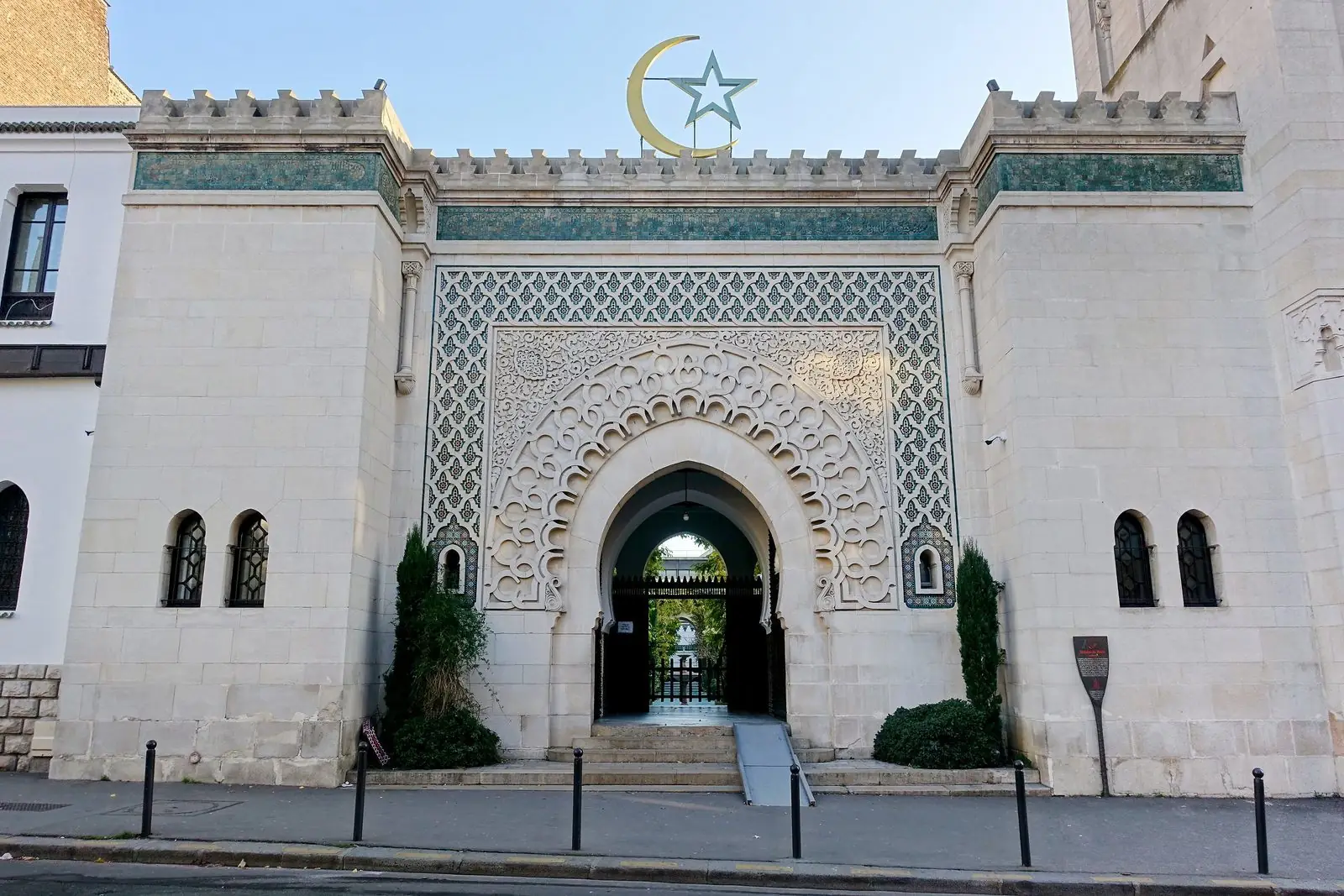 La salle de prière et ses tapis, à la Grande Mosquée de Paris