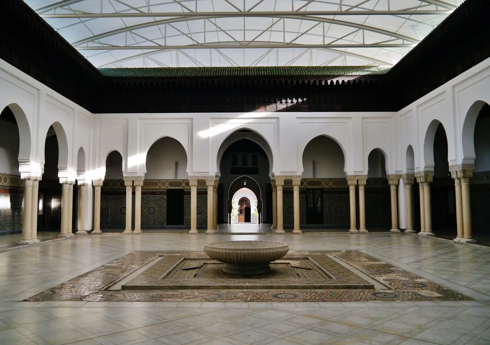 Le salon de thé et ses pâtisseries orientales, à la Grande Mosquée de Paris