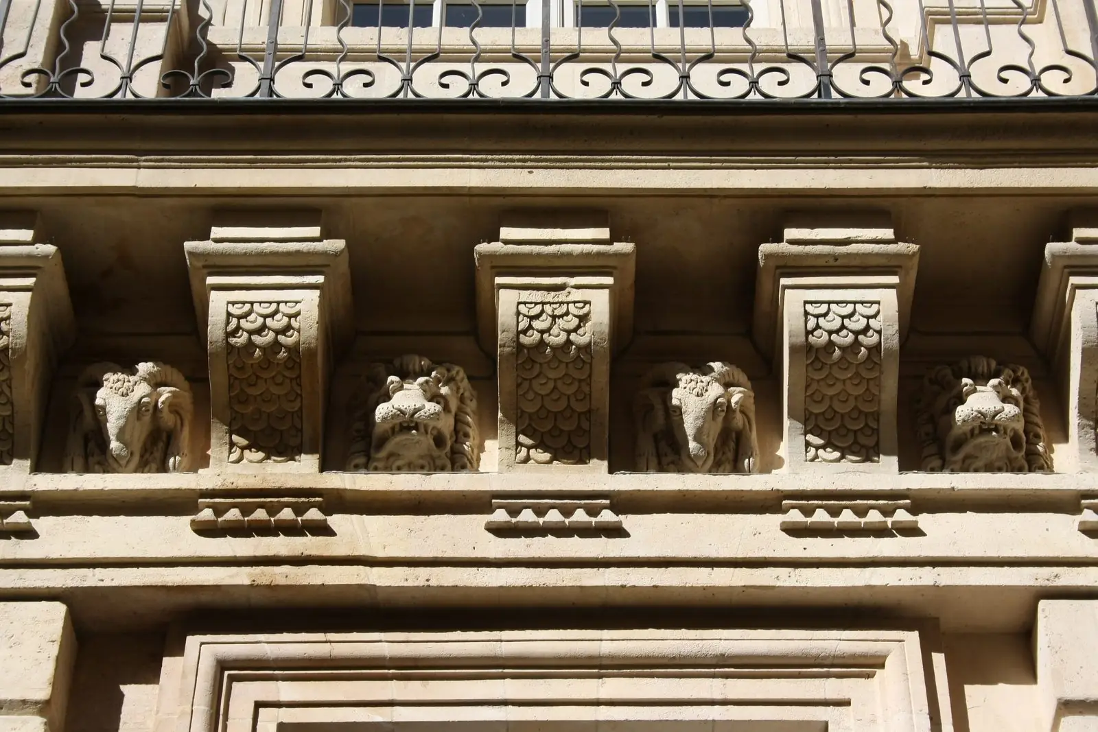 Le balcon d'où fut observée l'entrée de Louis XIV en 1660