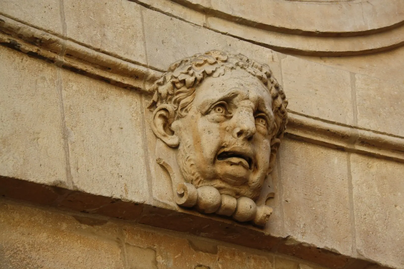Escalier et galeries de l'Hôtel de Beauvais à Paris