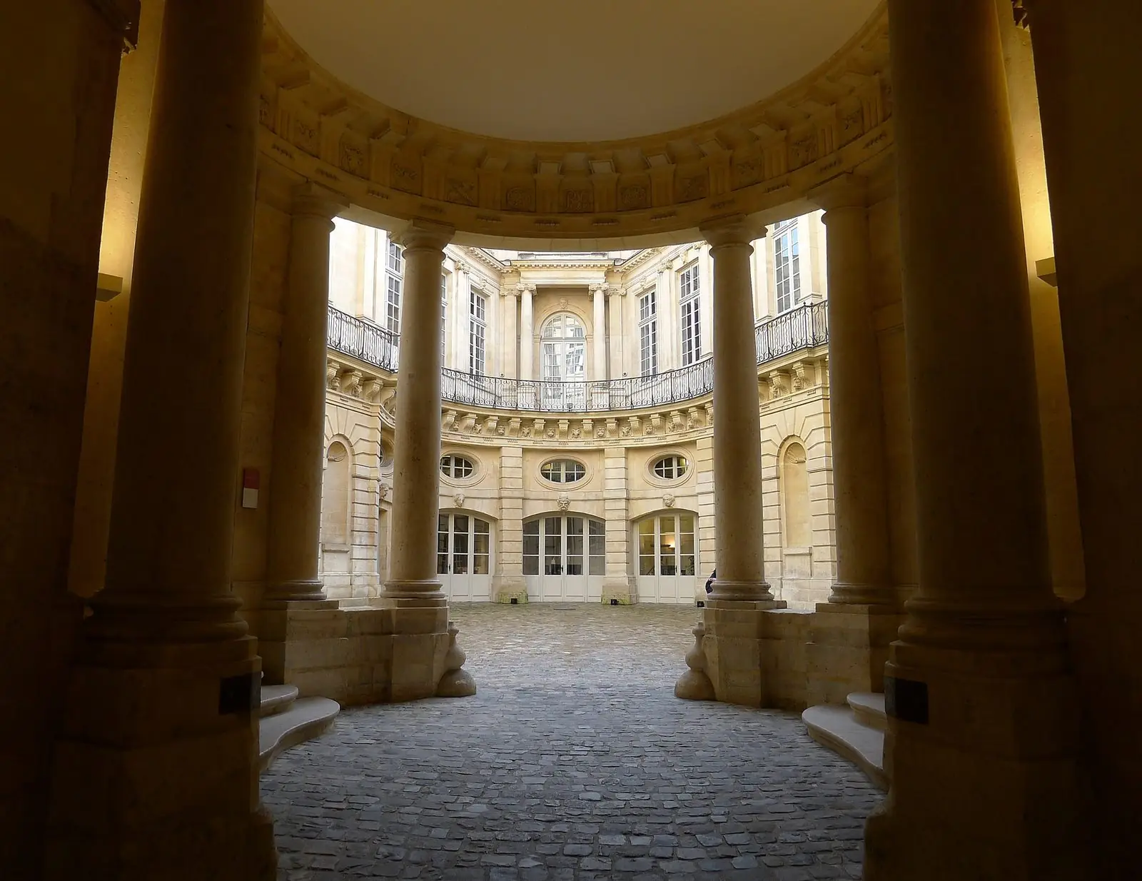 Portail sculpté de l'Hôtel de Beauvais dans le Marais