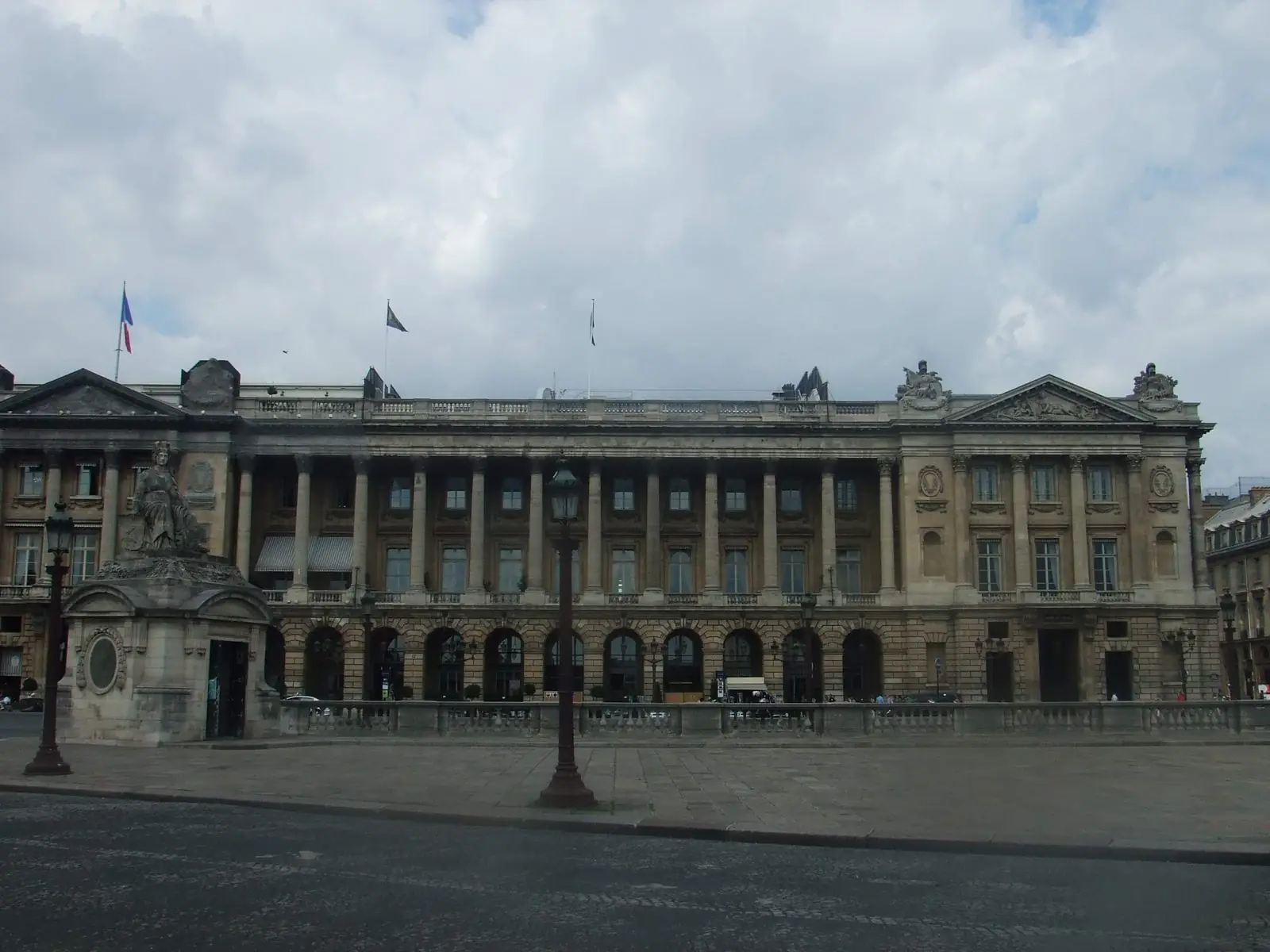 La façade à colonnes de l'Hôtel de la Marine, place de la Concorde