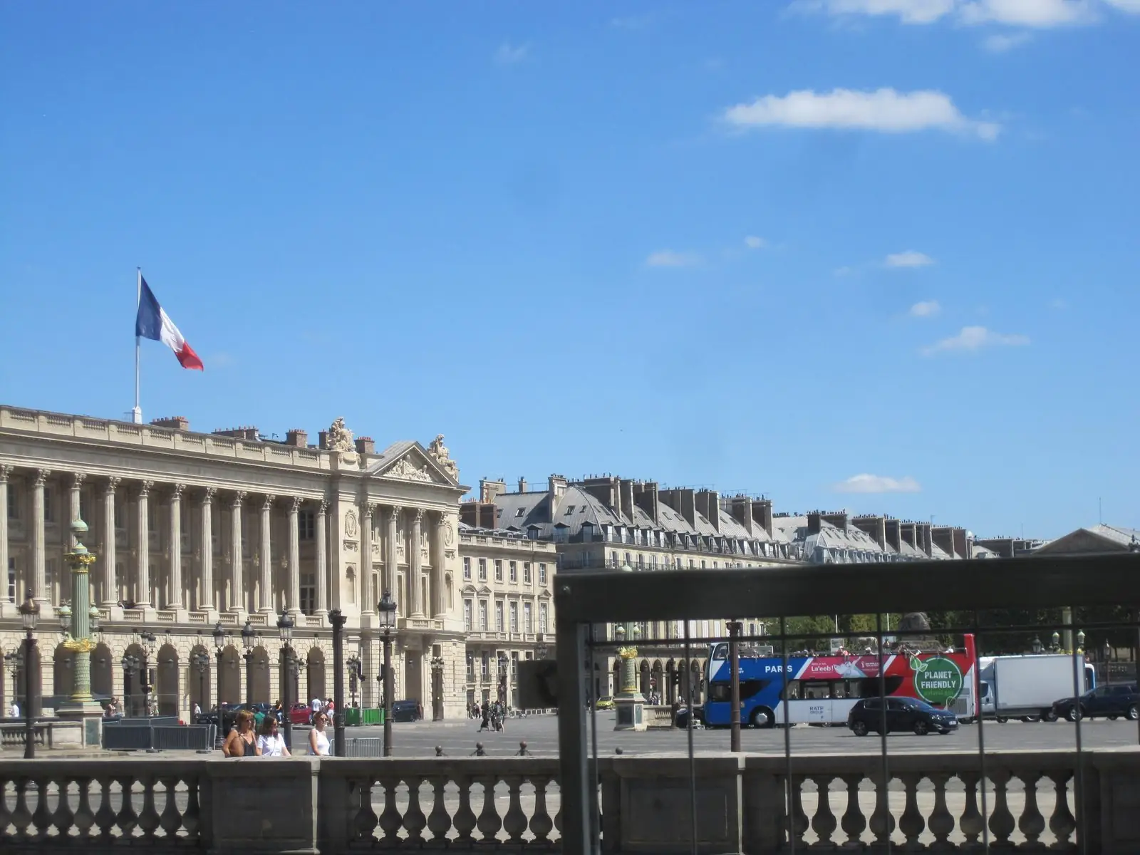 La loggia et sa vue sur la place de la Concorde, à l'Hôtel de la Marine