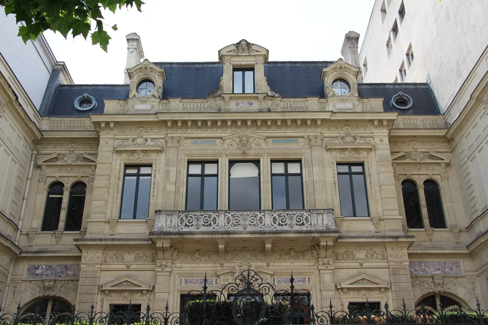 Façade de l'Hôtel de la Païva sur les Champs-Élysées