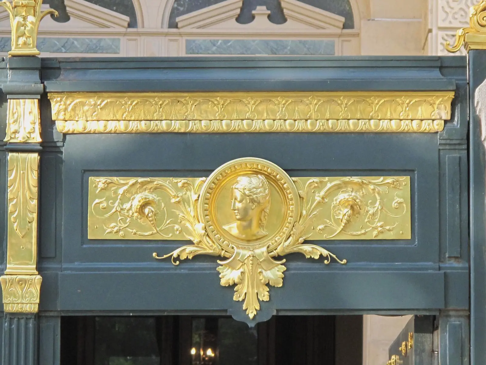 Détail sculpté de l'Hôtel de la Païva, avenue des Champs-Élysées