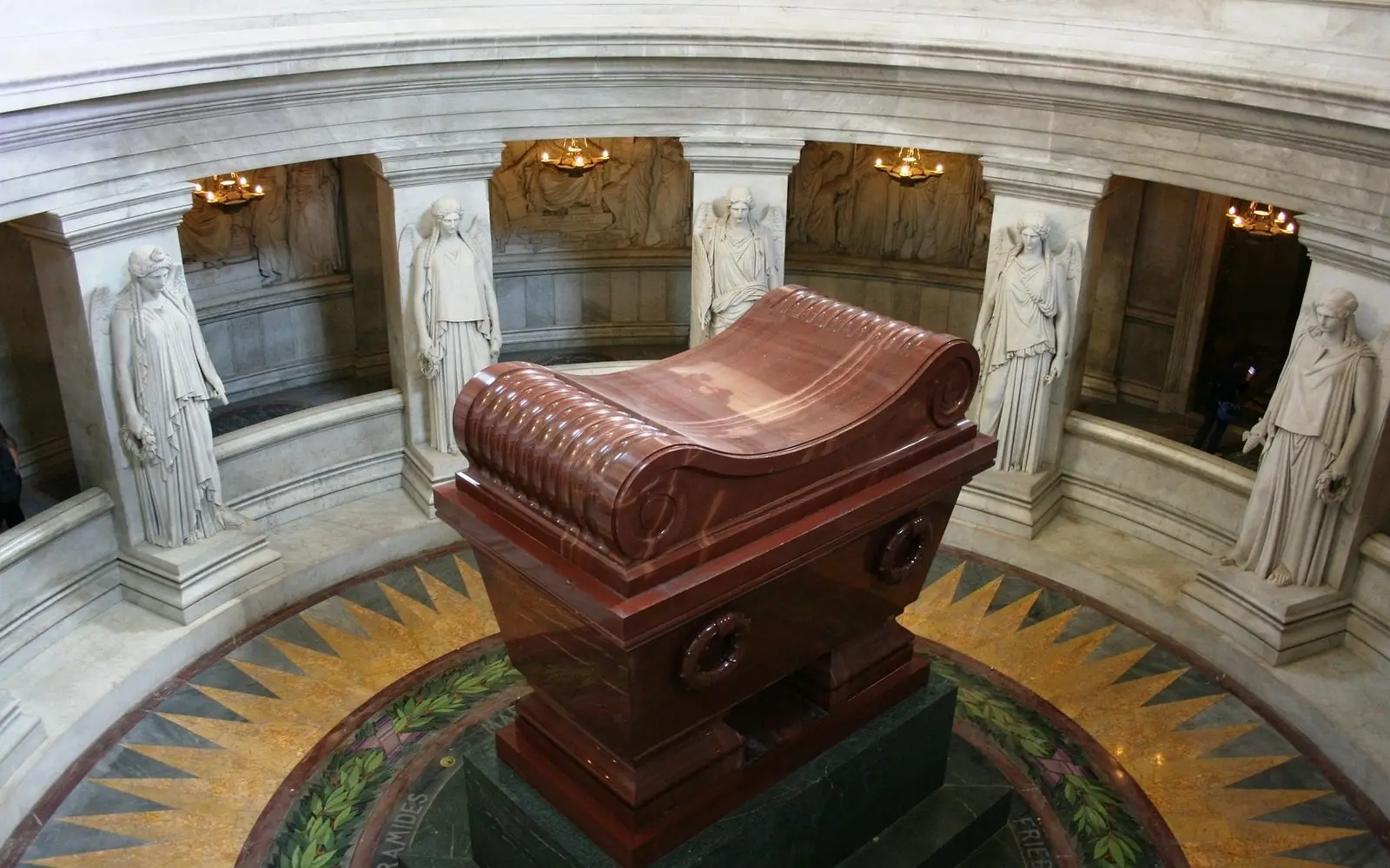 Le tombeau de Napoléon sous le dôme des Invalides