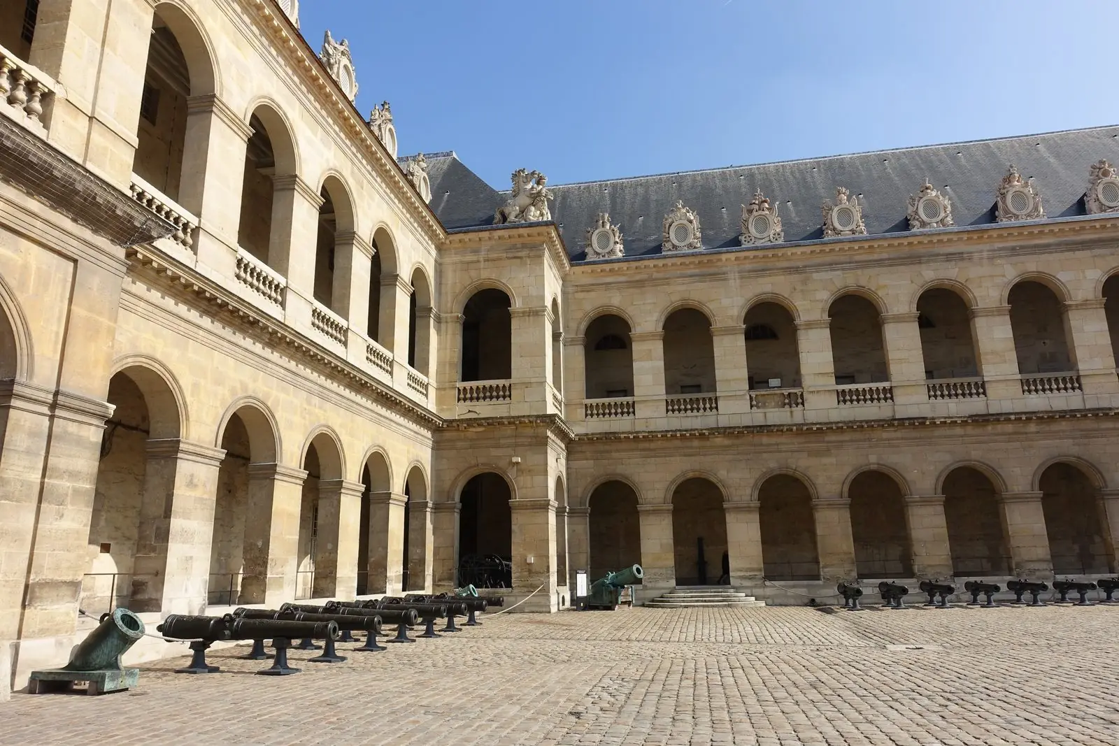 Le musée de l'Armée dans la cour d'honneur des Invalides