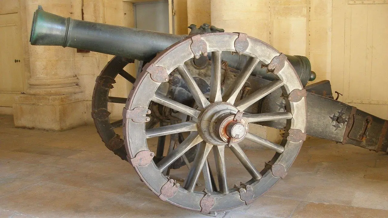 Canon exposé dans la cour d'honneur des Invalides