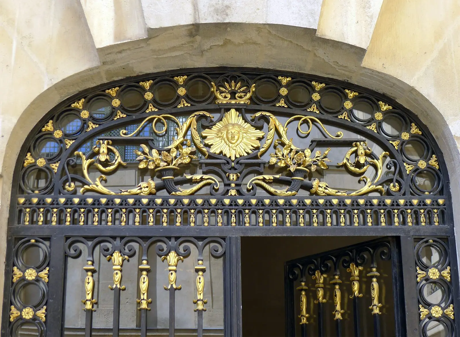 Détail sculpté de la porte de l'Hôtel de Lauzun