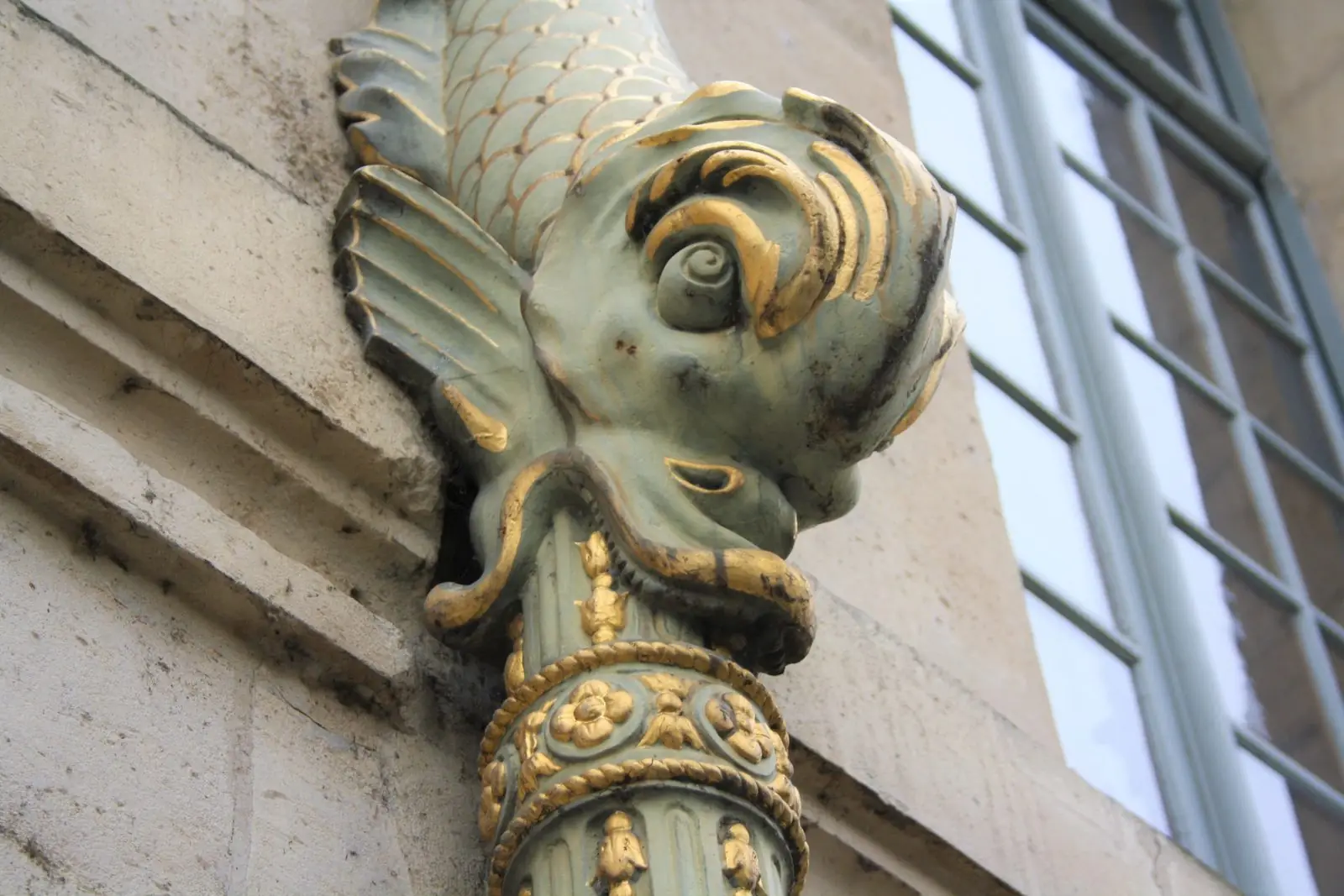 Le dauphin de la gouttière de l'Hôtel de Lauzun