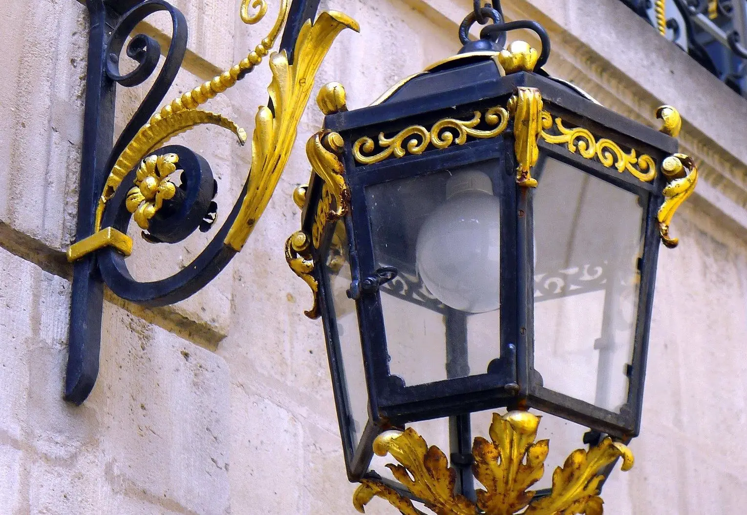 Détail de la porte cochère de l'Hôtel de Lauzun, quai d'Anjou