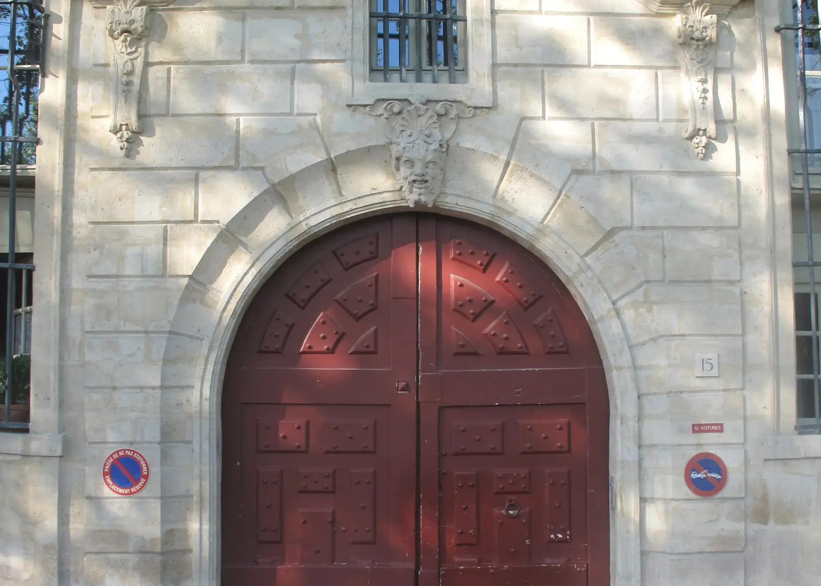 La porte sculptée de l'hôtel de Charron, sur l'île Saint-Louis