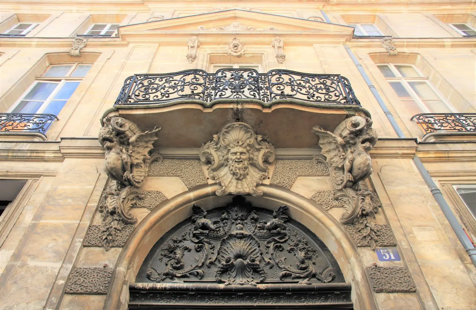 La façade de l'hôtel de Chenizot, sur l'île Saint-Louis