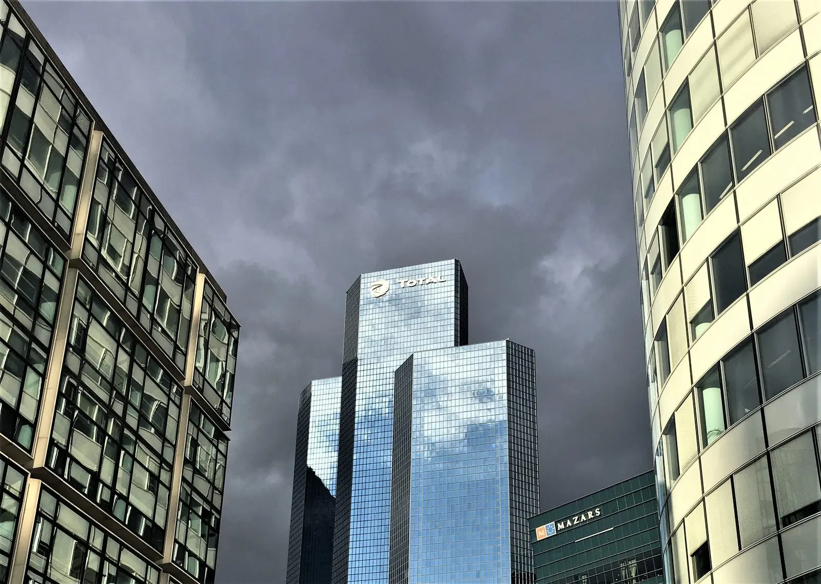 Une sculpture monumentale de Calder sur le parvis de La Défense