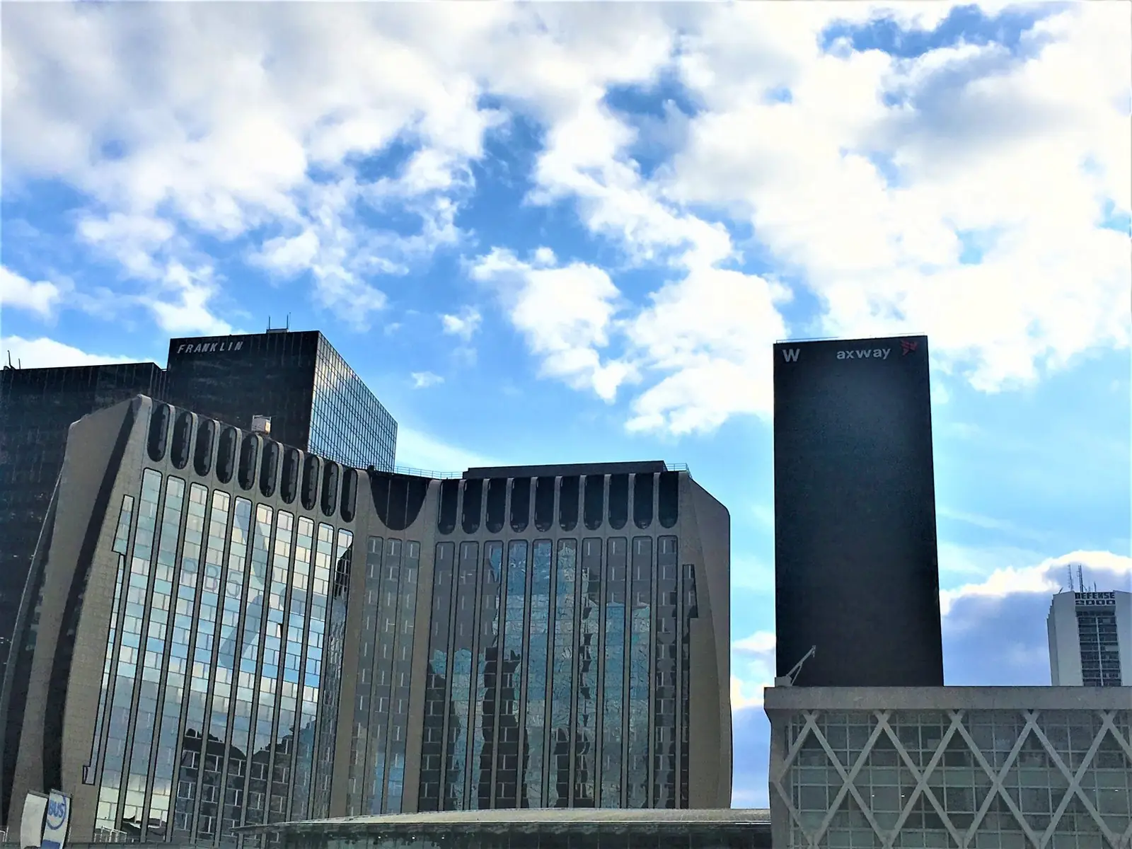 Le parvis piéton et ses œuvres d'art à La Défense