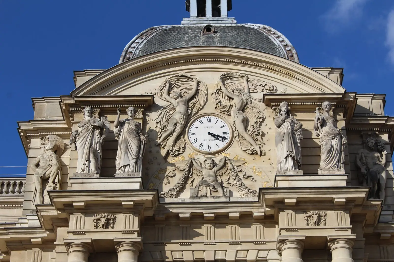 L'horloge de la façade du Sénat, au jardin du Luxembourg