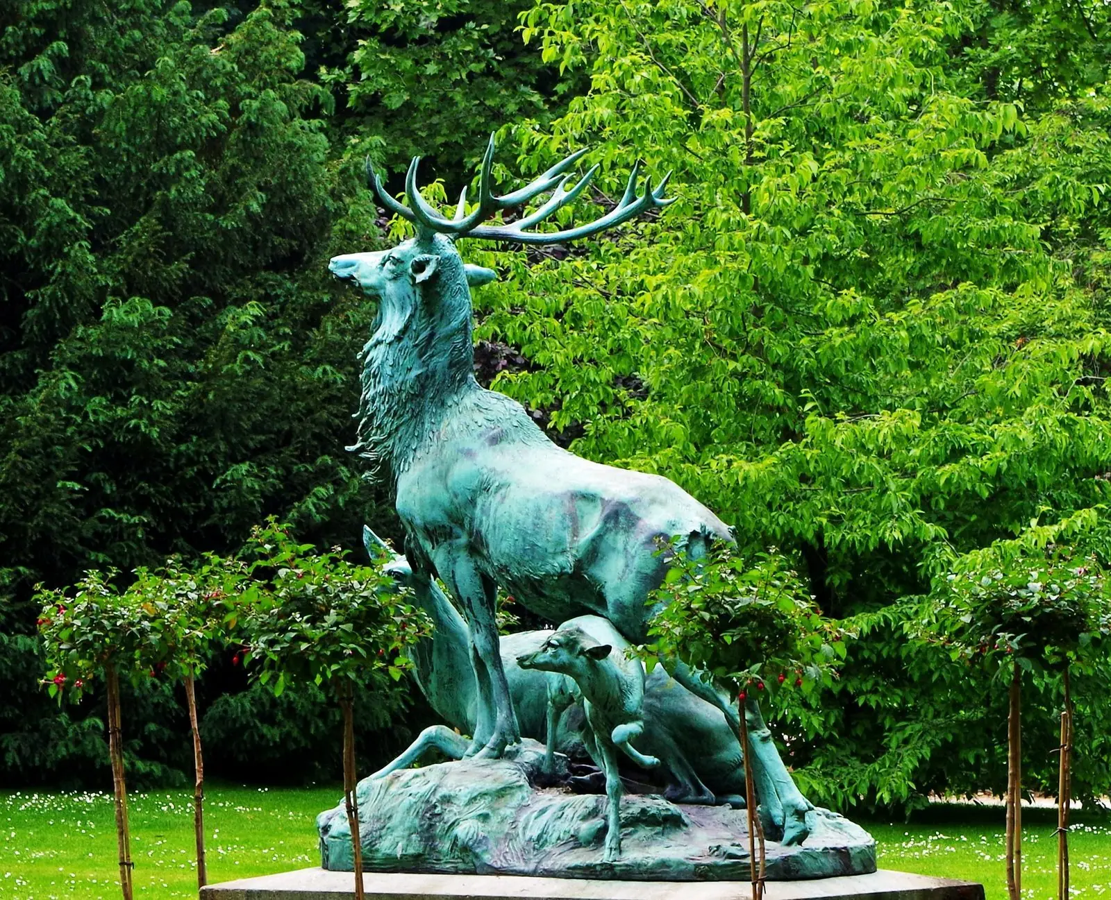 Perspective fleurie du jardin du Luxembourg au printemps