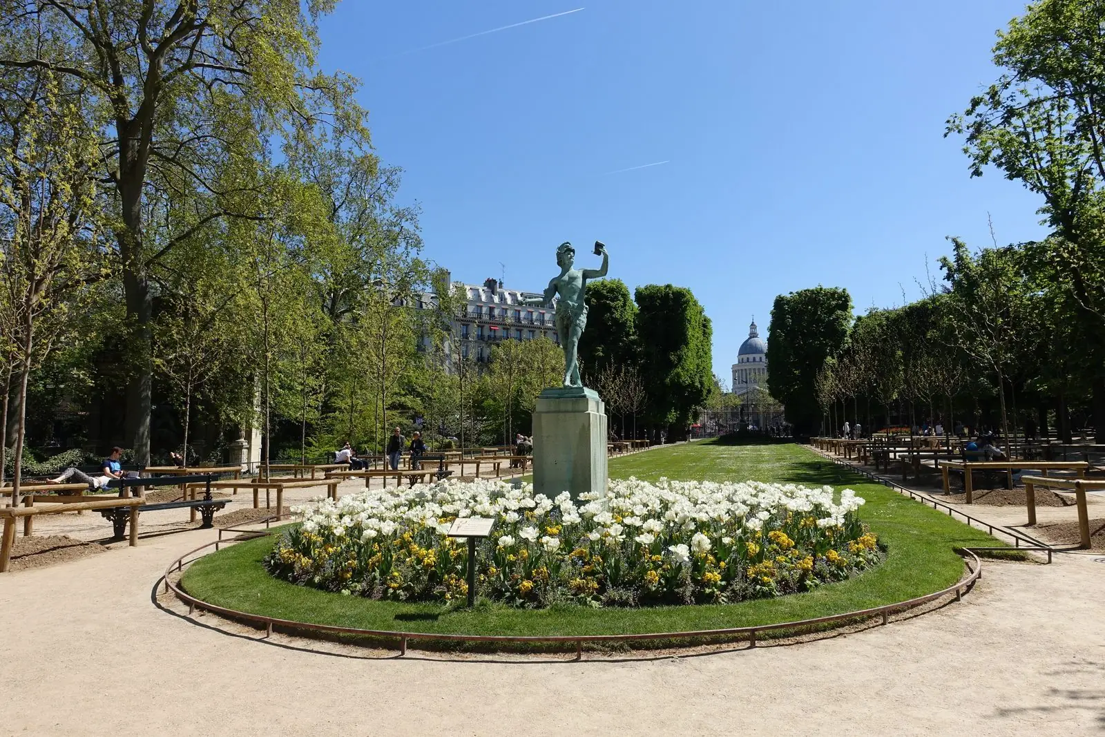 Statue de comédien dans les allées du jardin du Luxembourg