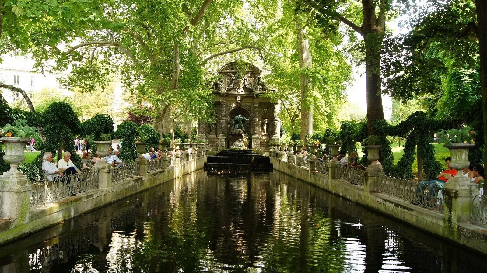 Le palais du Sénat vu depuis le jardin du Luxembourg