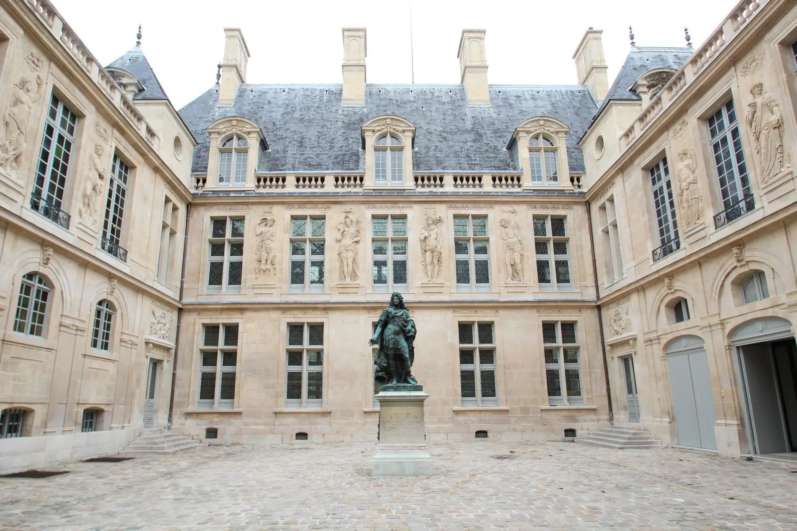 La cour Louis XIV du musée Carnavalet, dans le Marais