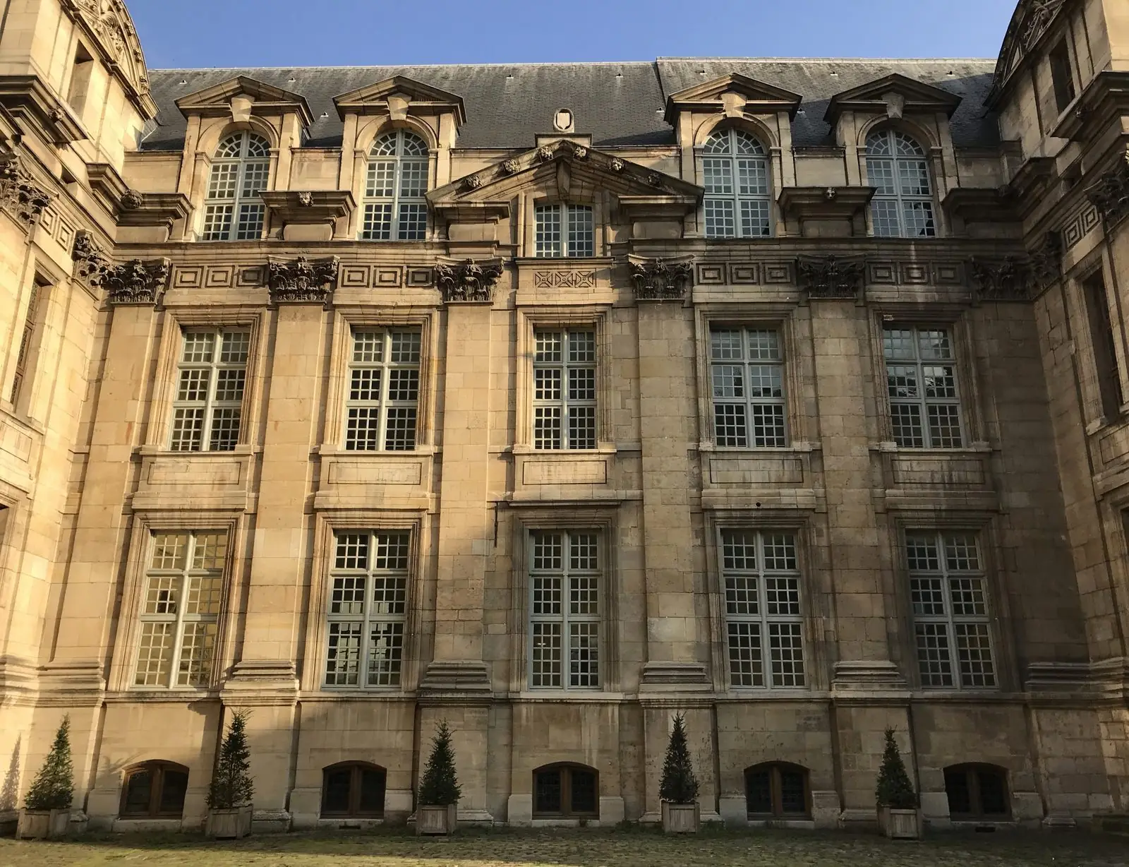 La façade de l'hôtel d'Angoulême Lamoignon, dans le Marais