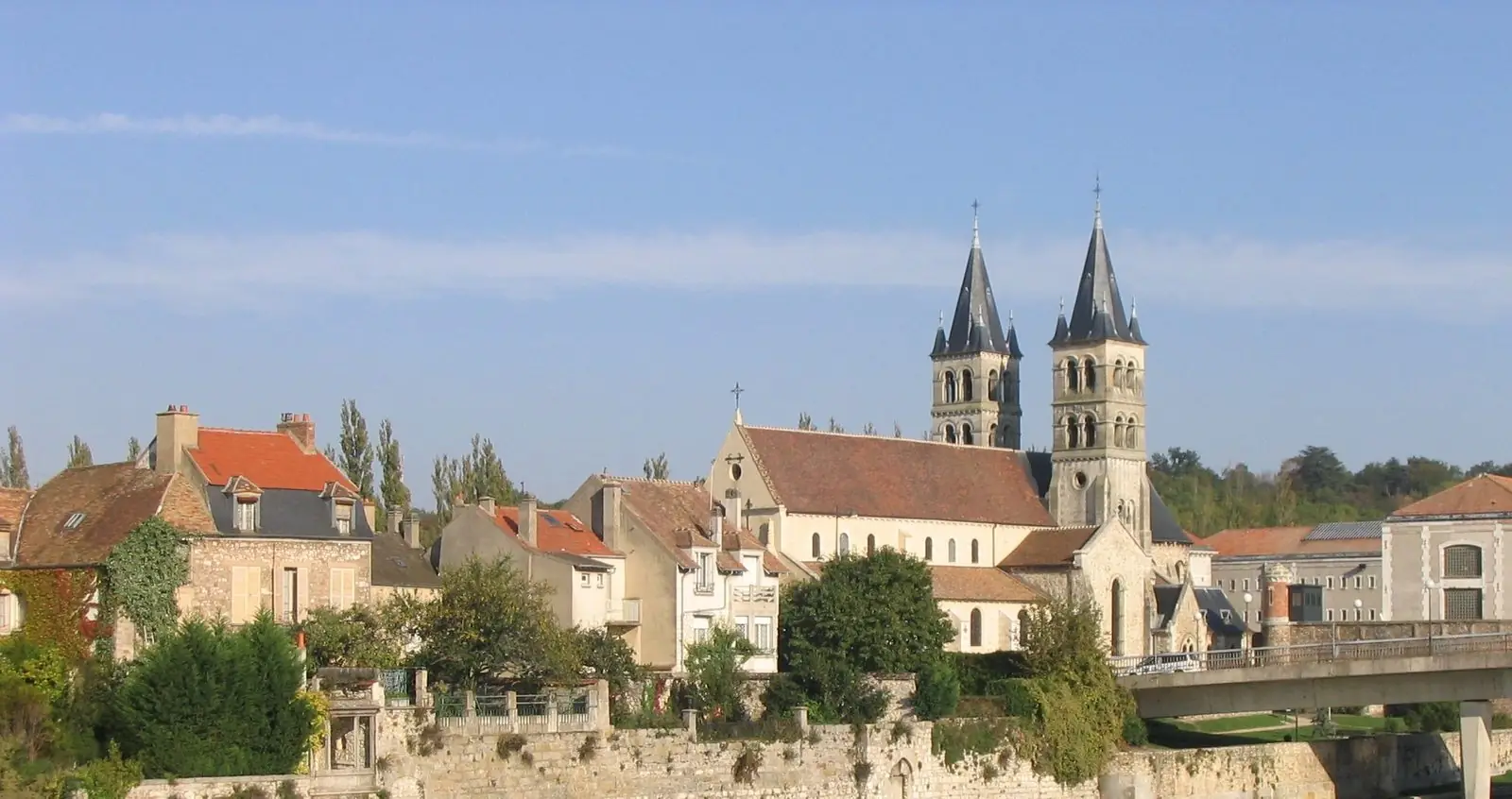 La collégiale Notre-Dame de Melun, sur l'île Saint-Étienne