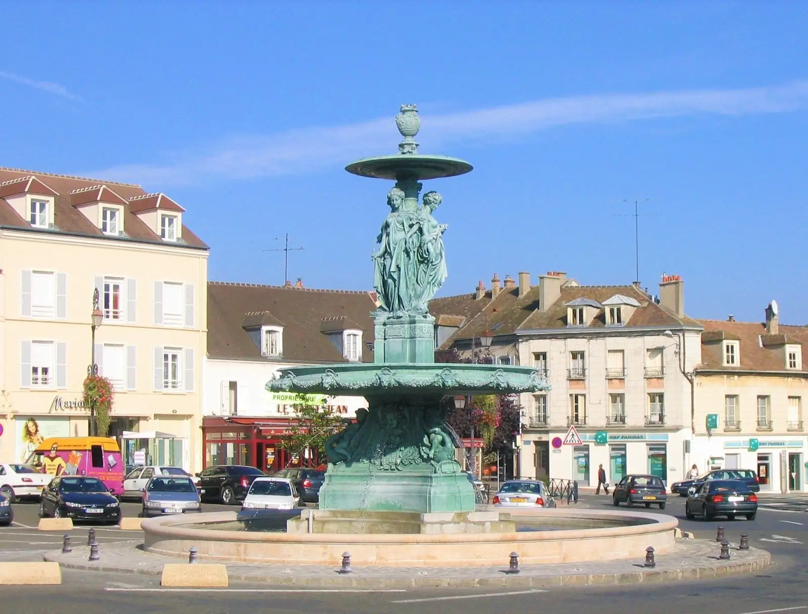 L'île Saint-Étienne au cœur de Melun, cernée par la Seine