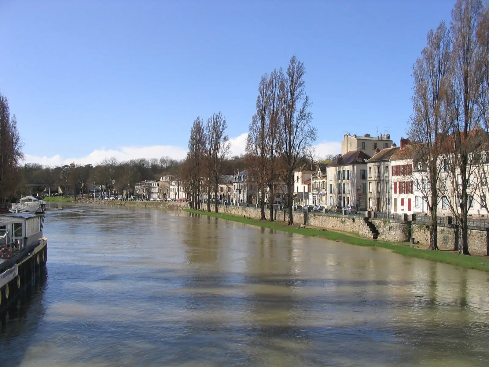 La place Saint-Jean et sa fontaine, point de départ à Melun