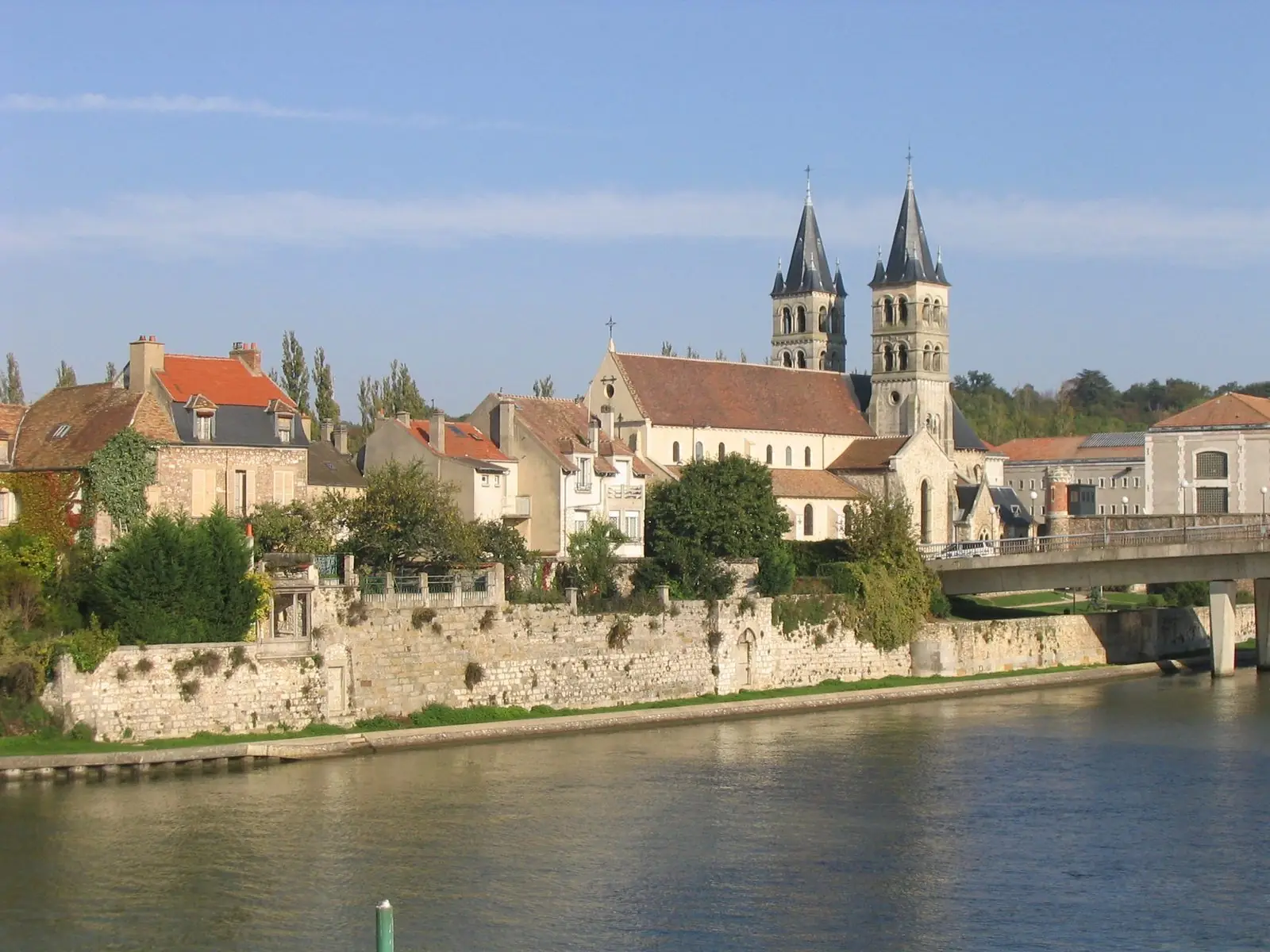 La Seine se partageant autour de la ville royale de Melun