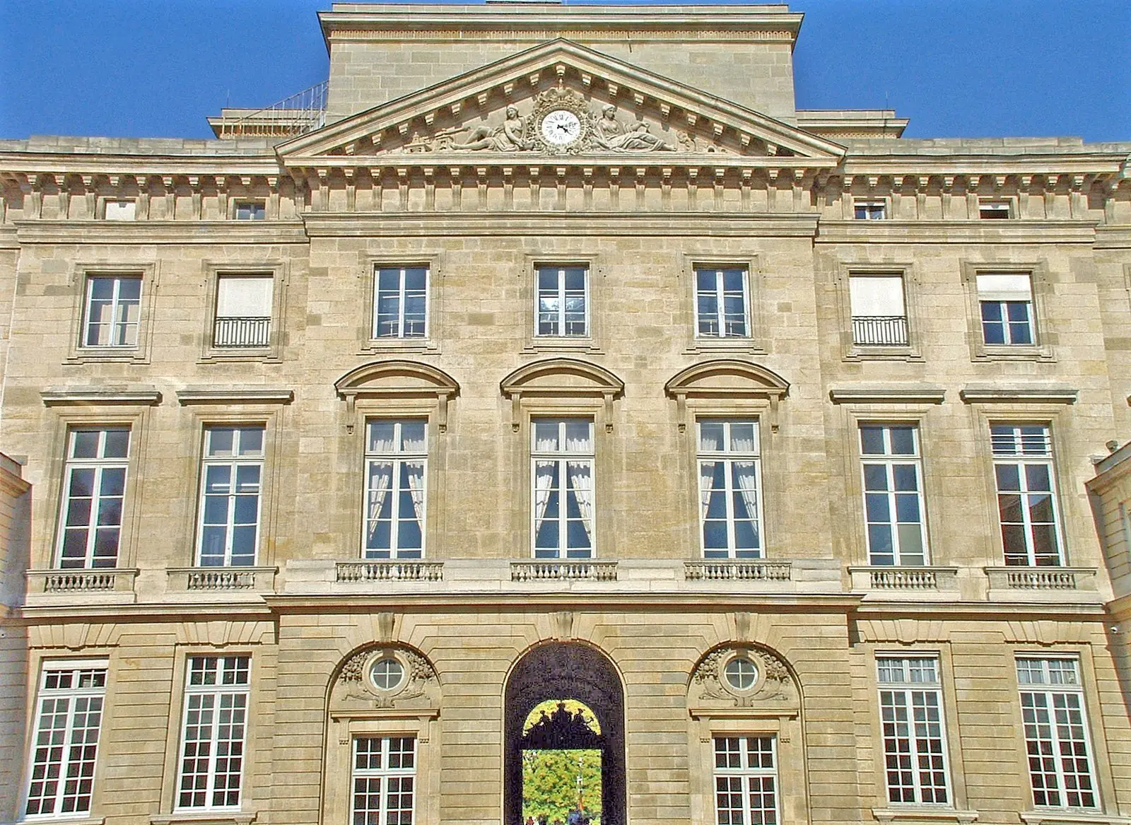 Façade sur cour de l'Hôtel des Monnaies, à Paris