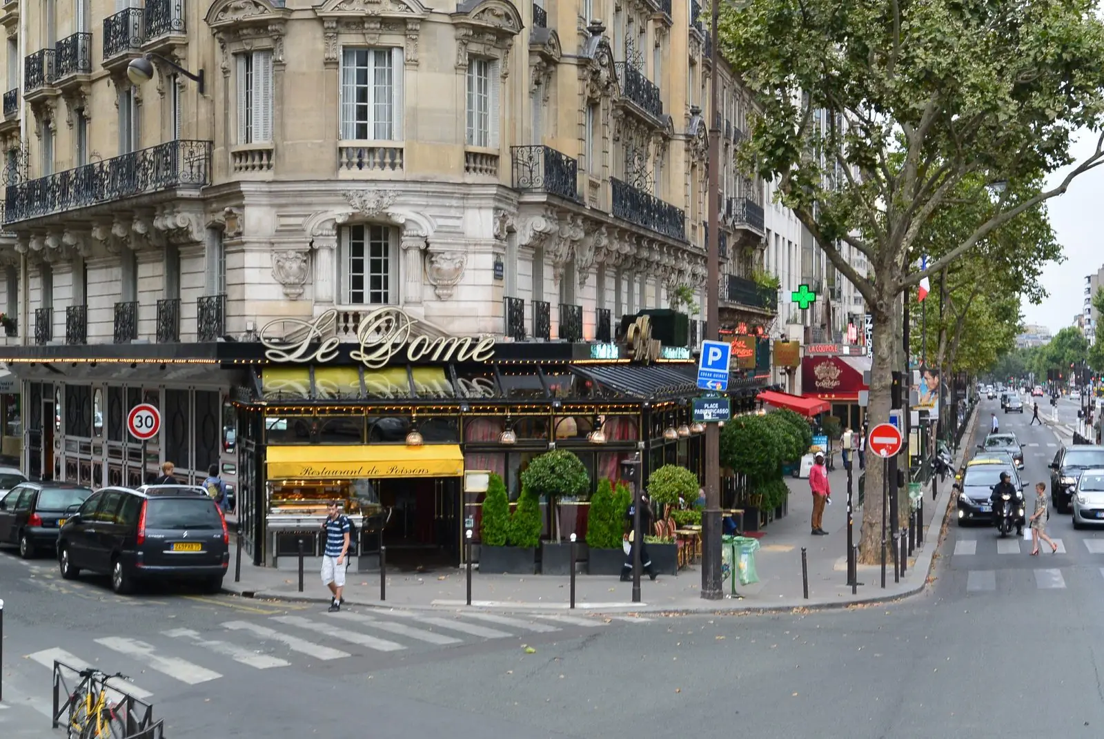 Le café Le Dôme, boulevard du Montparnasse à Paris